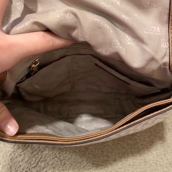 SOLD‼️Authentic Michael Kors crossbody - Picture 3 of 8